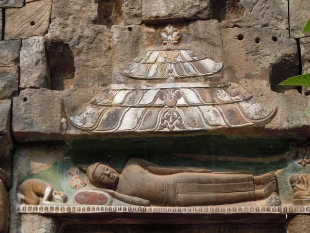 boudha couché adoré par les bonzes