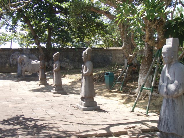 Hué mausolée Minhmang : cour des salutations