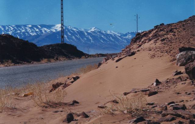 A la sortie de Midelt, les sommets enneigés du Moyen Atlas