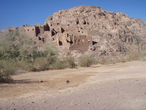 le village-fantôme sur les bords du Draa asséchés