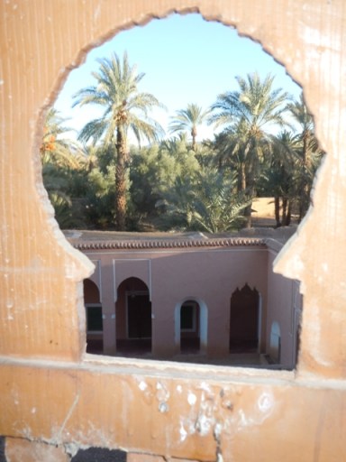 Derrière le moucharabieh; la cour d'honneur des invités