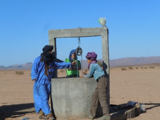 Nomades saharouis au puits