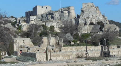 Le château des Baux, au 1er plan engins de guerre