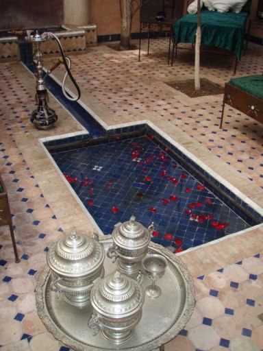 Riad, bassin, pétale de rose et argenterie