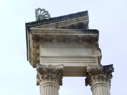 Fronton d'un des temples jumeaux au culte de la famille impériale