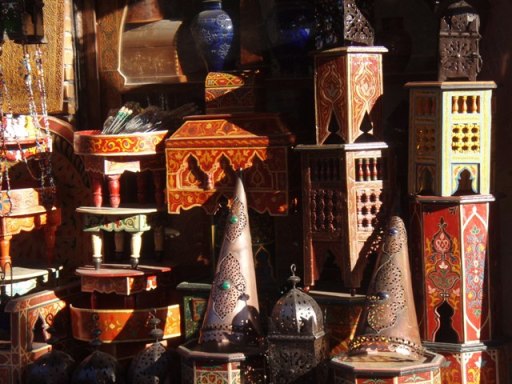 Dans les souks lanternes et guéridons