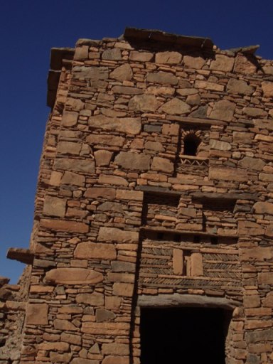 maison ancienne motif berbère autour de la fenêtre