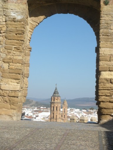 le clocher de San Sebastian vu à travers l'Arc des Géants