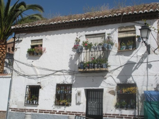 Façades fleuries, céramiques mauresques et azulejos