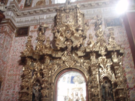 Retable très surchargé, très doré