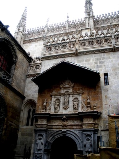 on entre dans la Capilla réal par la Lonja