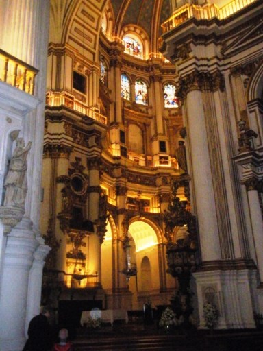 nef de la cathédrale très haute et trè claire