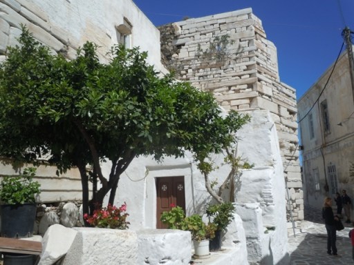 Kastro et maisons actuelles reposent sur les ruines antiques