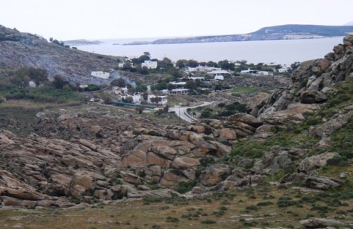 affleurement de granite haché de diaclases au dessus de Kolymbithrès