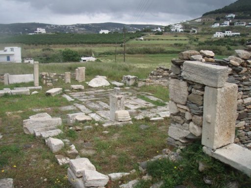 Trois églises à l'entrée de Parikia