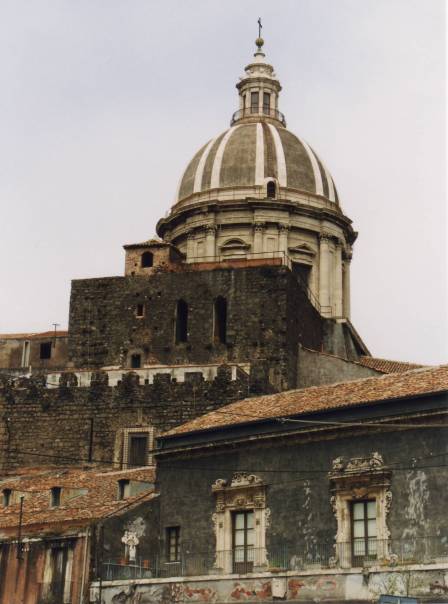 Catane ville construite en lave noire