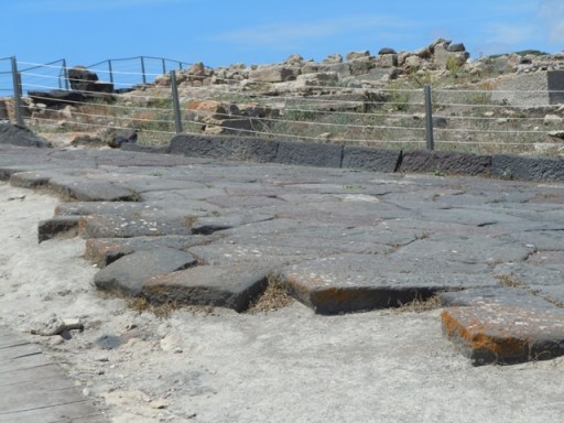 Rue romaine dallée de basalte