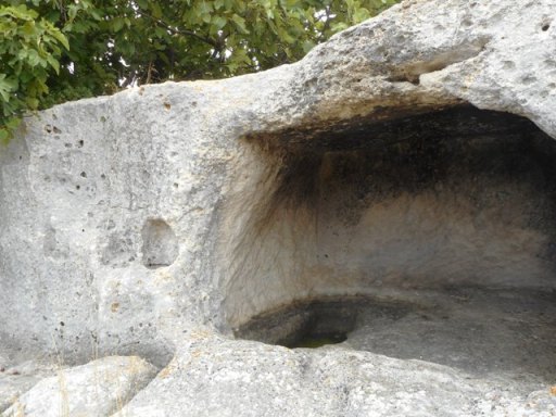 Tomba della Cava : pétroglyphes