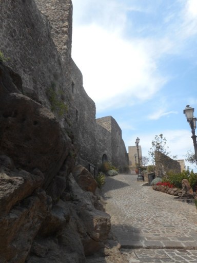 Castelsardo, rampe et murs du château