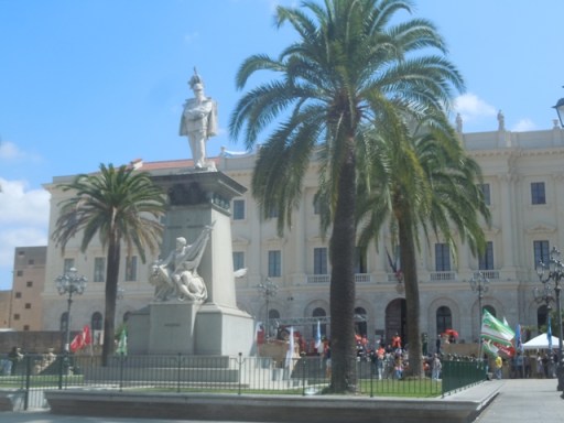 la Piazza Italia en effervescence