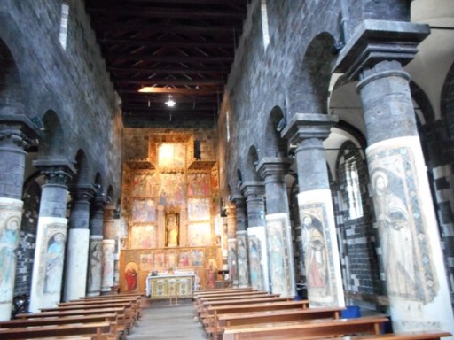 Ardara : retable magnifique et colonnes peintes