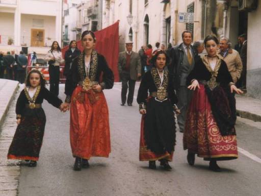 les jeunes filles au défilé