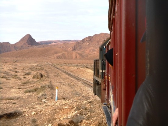le convoi entre dans la montagne