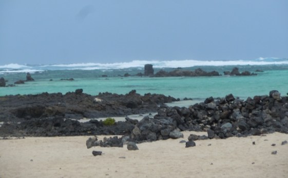 près d'Orzola : sable blanc et rochers noirs