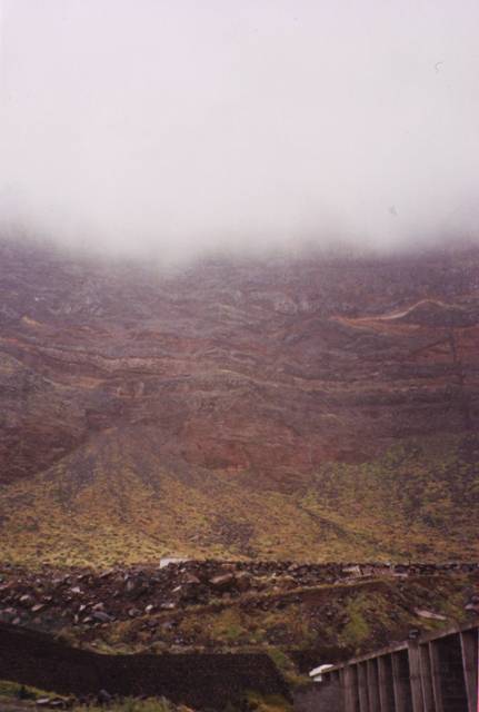 la falaise des lézards géants ddans la brume