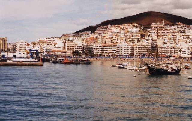 Los Cristianos : immeubles et plage, tourisme de masse