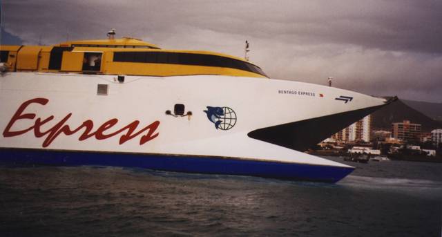 Ferry : catamaran à gueule de requin