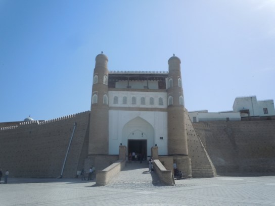 la citadelle Ark s'ouvre sur le Reghistan