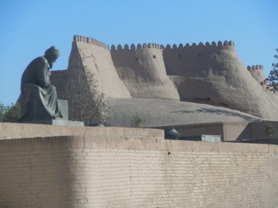 Al Khorezmi devant les remparts de Khiva