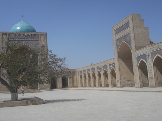 la cour immense de la mosquée