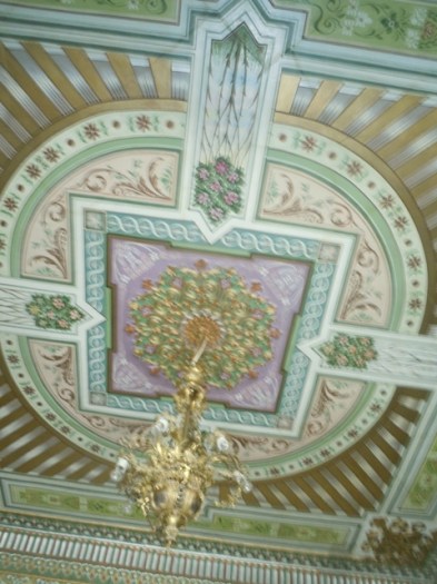plafond russe? ousbek ou Art Nouveau? un peu de tout cela!
