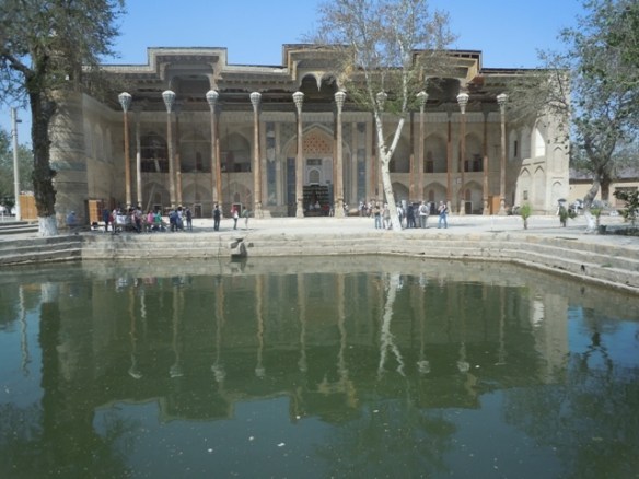 Mosquée du Vendredi près du bassin