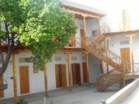 les chambres donnent sur la cour (la nôtre a les volets ouverts)