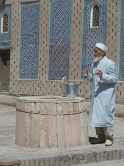 Dans la cour du Harem le vieil homme à barbe blanche