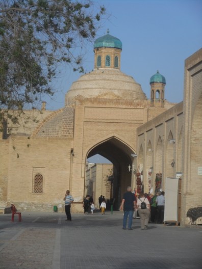 sous cette arche travaille le miniaturiste