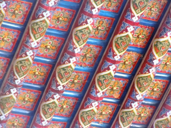 plafond aux couleurs chaudes