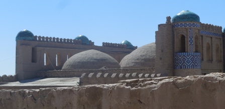 Vu de la terrasse de l'hôtel sur les coupoles et les creneaux