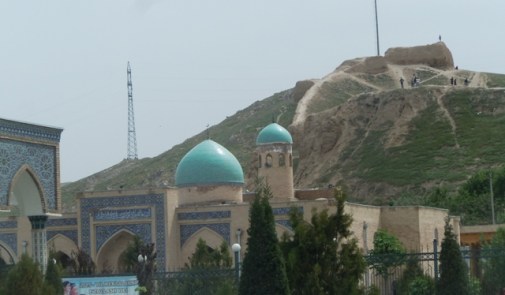 Sur la colline la forteresse d'Alexandre