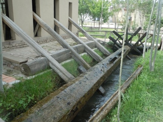 le moulin qui entraîne les pilons