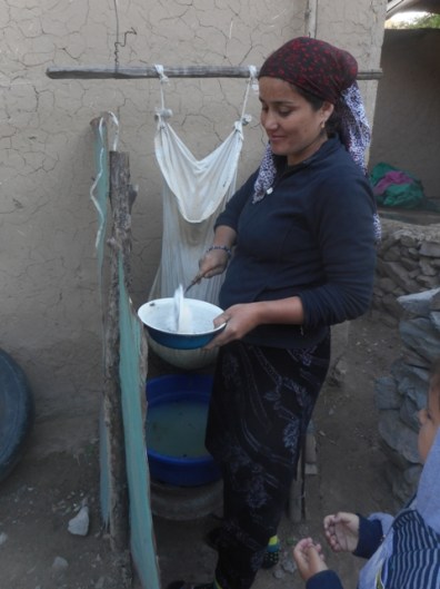 le fromage blanc s'égoutte dans le linge