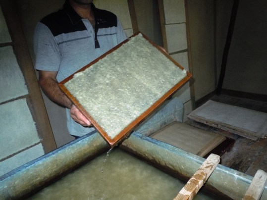 la pâte est étalée sur le cadre