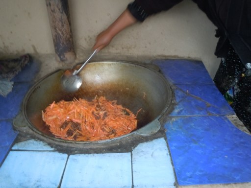 Faire revenir les carottes et les oignons!