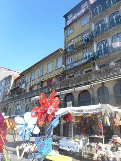 sur les quais on attend le touriste!