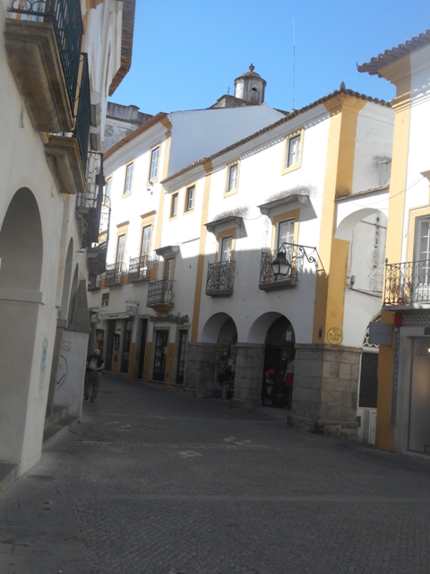Evora rue bordée d'ar cades