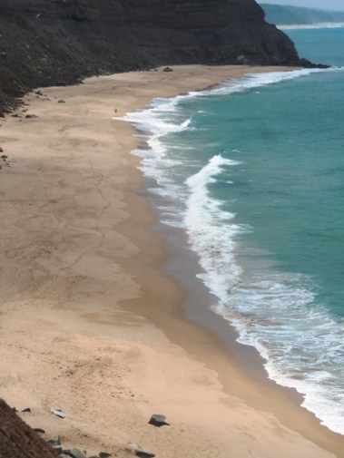 plage déserte au pied des falaises