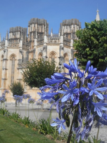 Batalha : chapelles inachevées et agapanthe